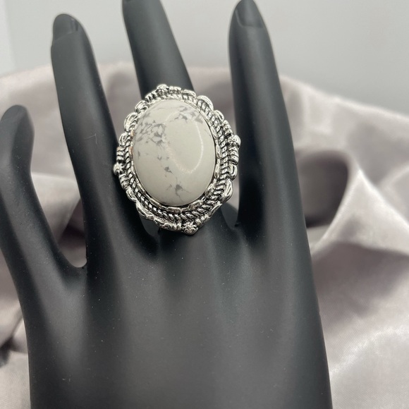 55ctw Howlite Ring: size 7 - Picture 2 of 8